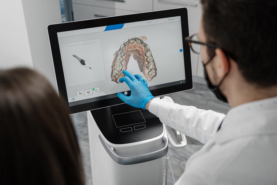 Digitaler Scan eines Zahnbogens auf einem Bildschirm in der Zahnarztpraxis
